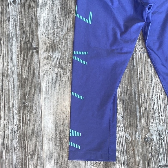 Nike  Crop Leggings - Picture 4 of 6